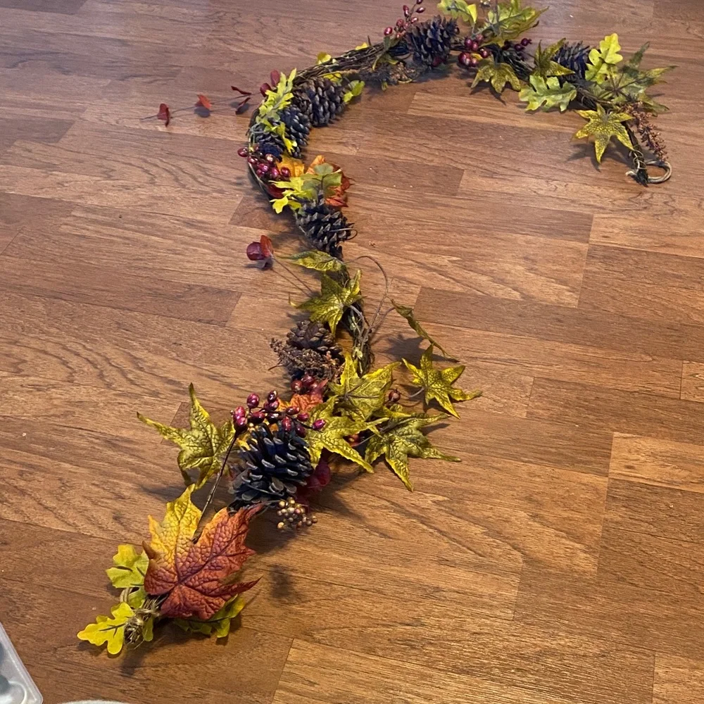 Autumn Pinecone & Berry Holiday Wreath - Green/Brown